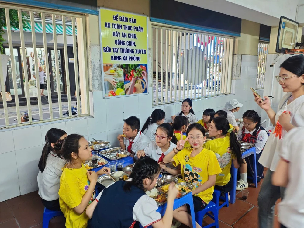 Năm học 2025-2026: Hà Nội khẩn trương chuẩn bị hỗ trợ bữa ăn bán trú cho học sinh tiểu học - Ảnh 1.