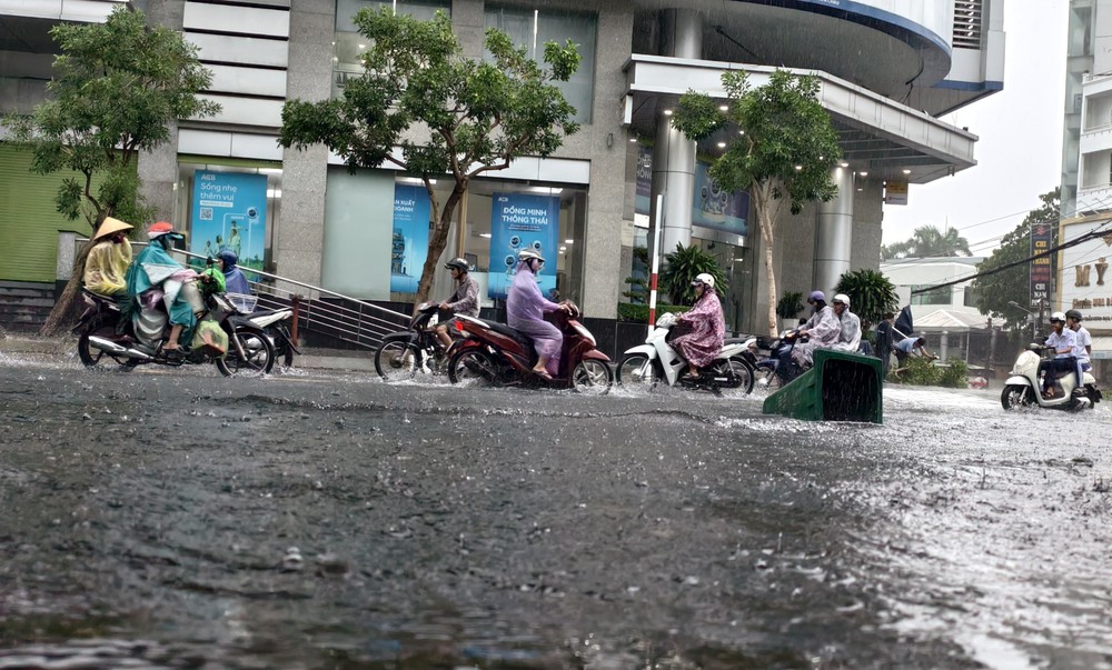 Dự báo thời tiết ngày 12/8: Mưa lớn cục bộ trên đất liền và gió giật mạnh, sóng cao trên nhiều khu vực biển - Ảnh 1.