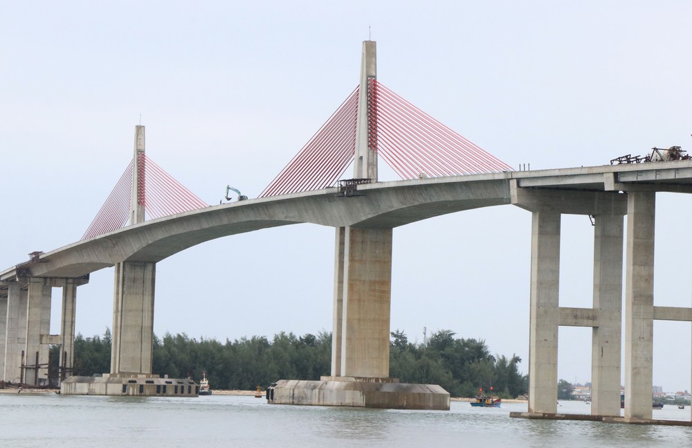 Thủ tướng Chính phủ chỉ đạo đẩy nhanh tiến độ xây dựng hệ thống đường bộ ven biển - Ảnh 2.