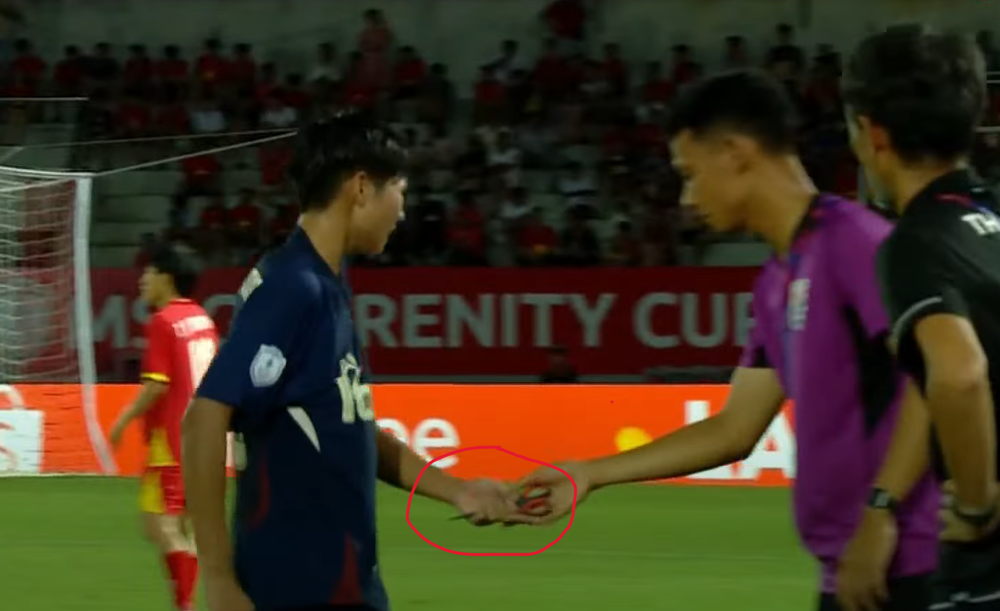 Cầu thủ nữ Thái Lan cầm vật lạ nghi là... kéo ngay khi đang thi đấu trên sân khiến khán giả ngỡ ngàng - Ảnh 1.