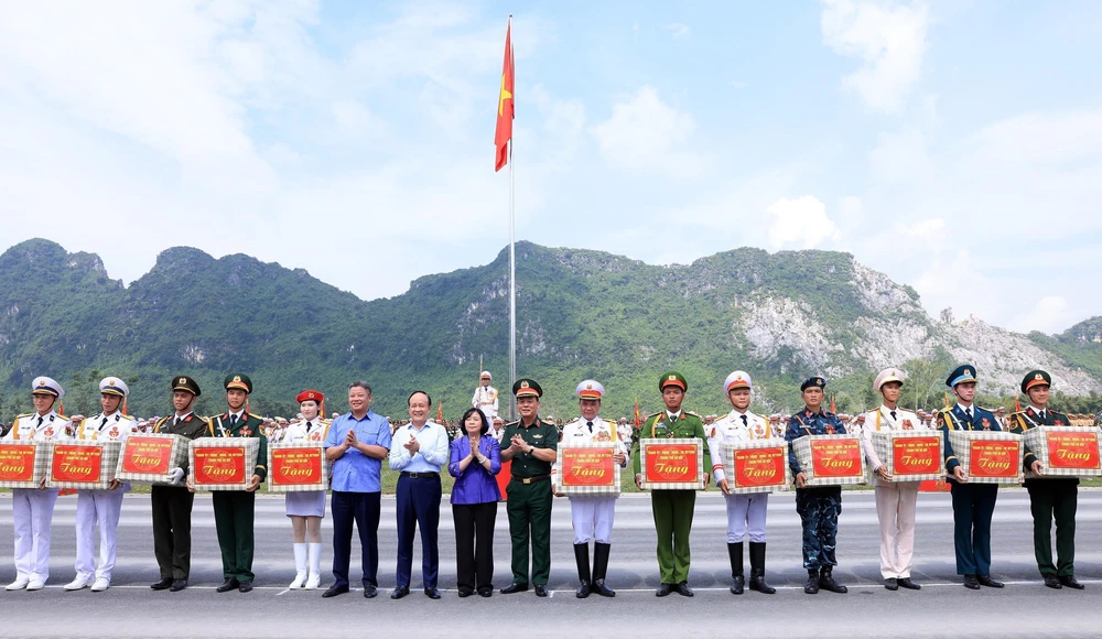 Trưởng ban Tuyên giáo và Dân vận Trung ương: Lan tỏa mạnh mẽ hơn nữa làn sóng yêu nước và niềm tự hào dân tộc - Ảnh 13.