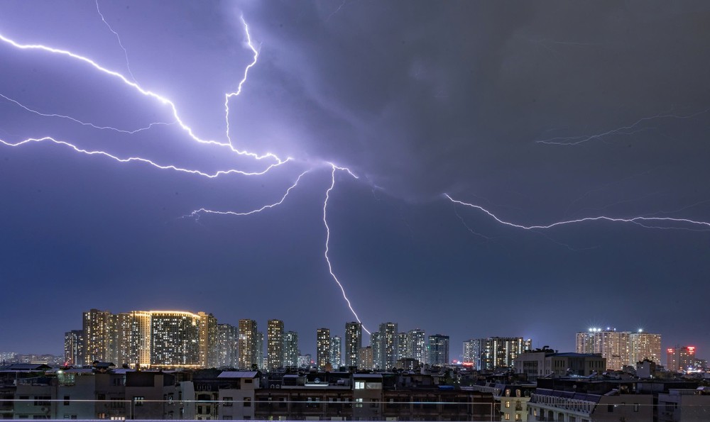 Dự báo thời tiết ngày 14/8: Nhiều khu vực có mưa rào và dông rải rác - Ảnh 1.