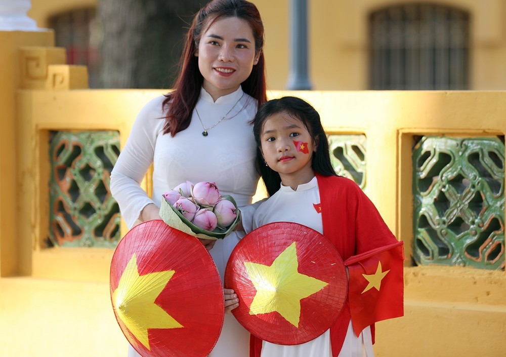 Lan tỏa tình yêu nước với tà áo dài và hình ảnh lá cờ Tổ quốc - Ảnh 4.