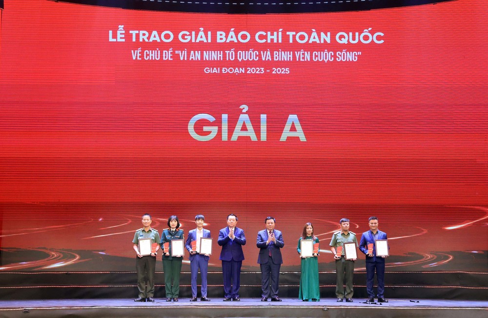 Trao giải báo chí toàn quốc về chủ đề “Vì an ninh Tổ quốc và bình yên cuộc sống” - Ảnh 4.