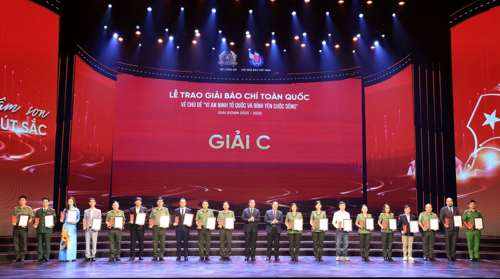 Trao giải báo chí toàn quốc về chủ đề “Vì an ninh Tổ quốc và bình yên cuộc sống” - Ảnh 6.