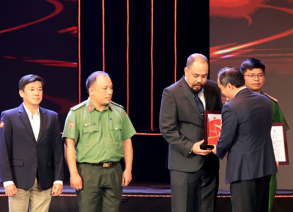 Trao giải báo chí toàn quốc về chủ đề “Vì an ninh Tổ quốc và bình yên cuộc sống” - Ảnh 7.