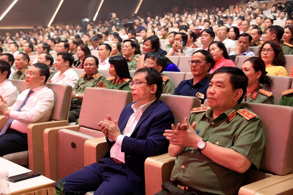 Trao giải báo chí toàn quốc về chủ đề “Vì an ninh Tổ quốc và bình yên cuộc sống” - Ảnh 10.