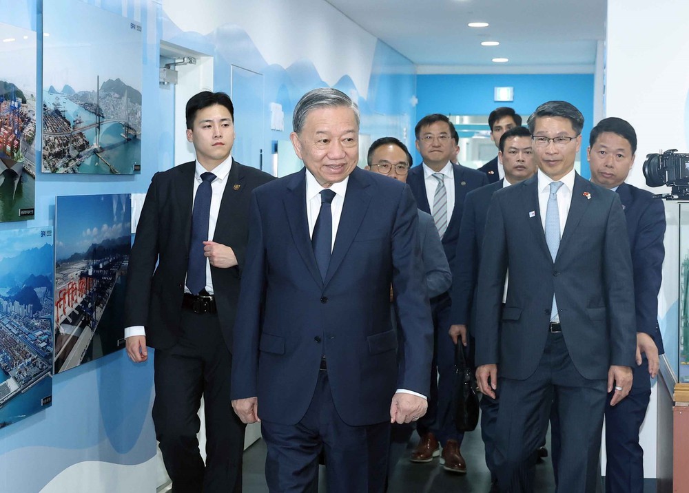Tổng Bí thư Tô Lâm thăm cảng biển Busan, Hàn Quốc - Ảnh 1.