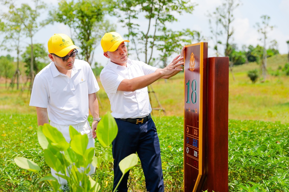 Lê Thanh Hòa đưa biểu tượng văn hóa Văn Lang vào thiết kế đồng phục riêng cho Văn Lang Empire T&T Golf Club - Ảnh 2.