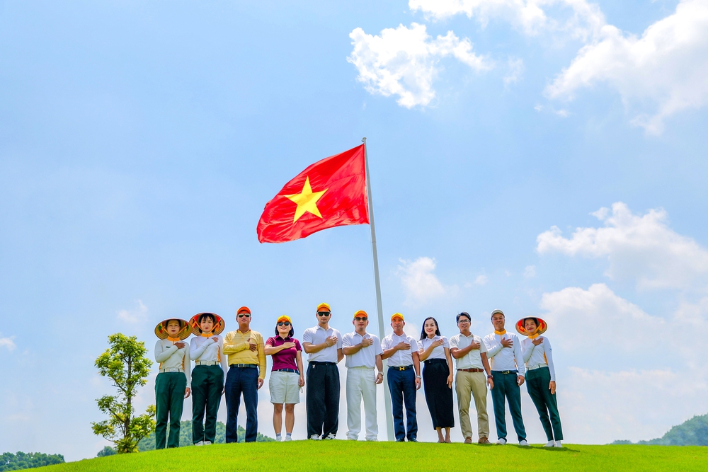 Lê Thanh Hòa đưa biểu tượng văn hóa Văn Lang vào thiết kế đồng phục riêng cho Văn Lang Empire T&T Golf Club - Ảnh 3.