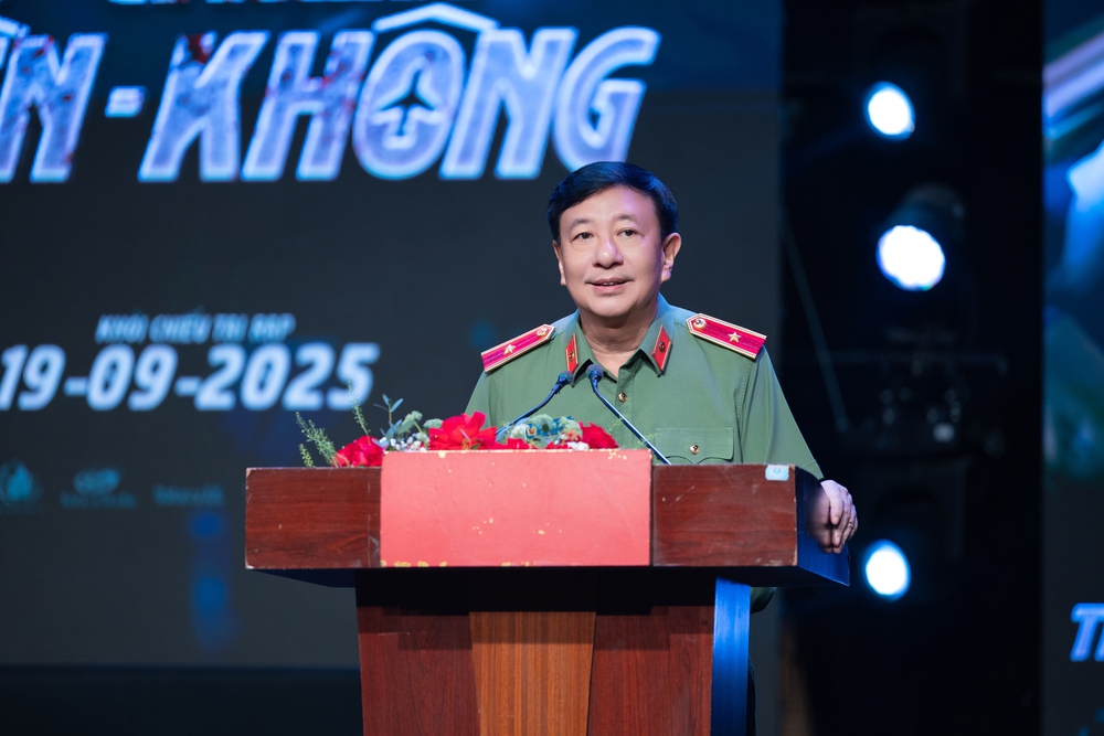 'Tử chiến trên không': Dựng mô hình máy bay 1:1, chi 1 tỷ để rung lắc không cần kỹ xảo - Ảnh 2.