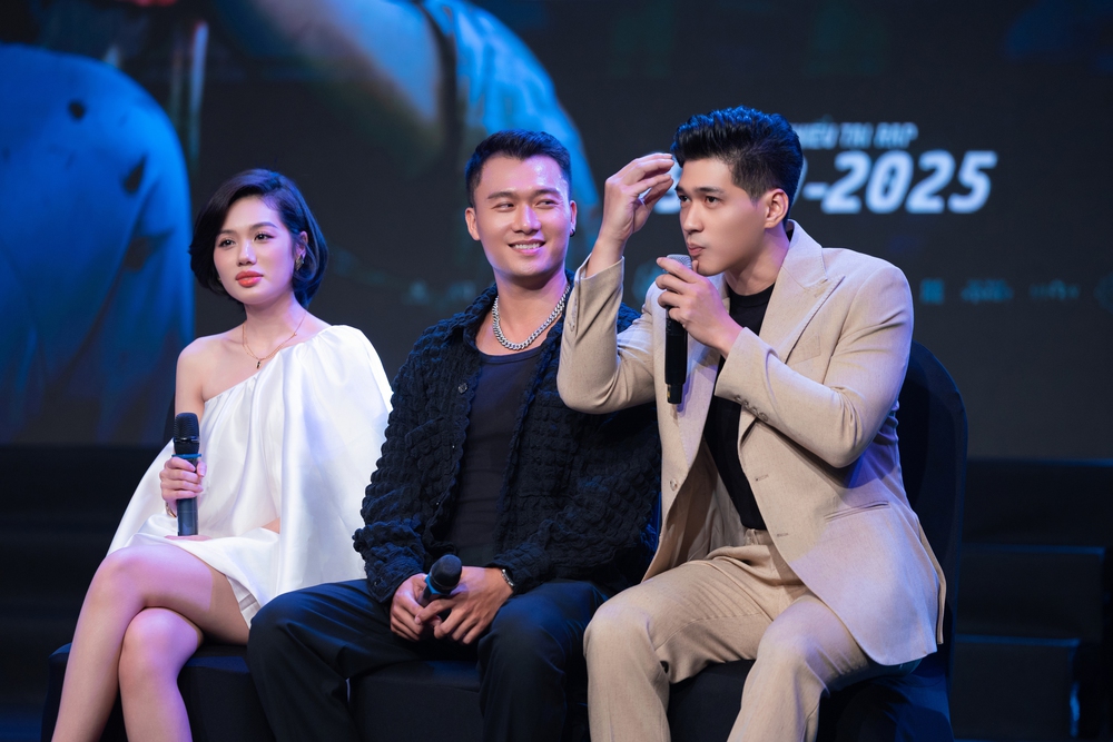 'Tử chiến trên không': Dựng mô hình máy bay 1:1, chi 1 tỷ để rung lắc không cần kỹ xảo - Ảnh 8.