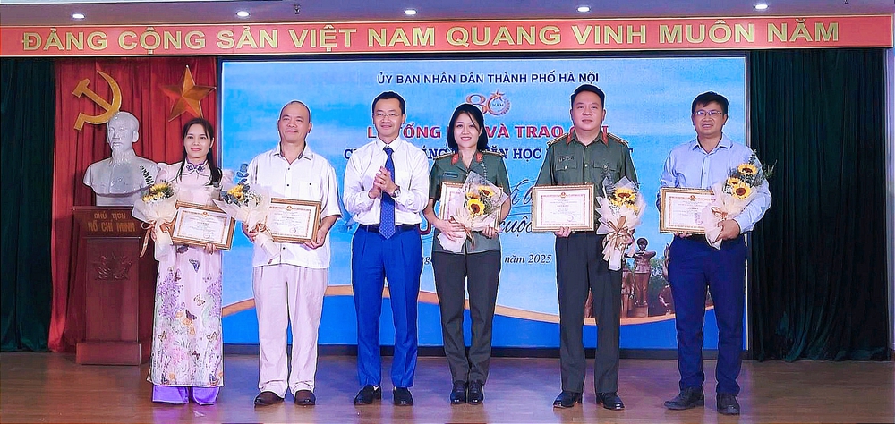 &quot;Ngọn đèn trong đêm rất khuya âm thầm cháy…&quot; - Ảnh 2.