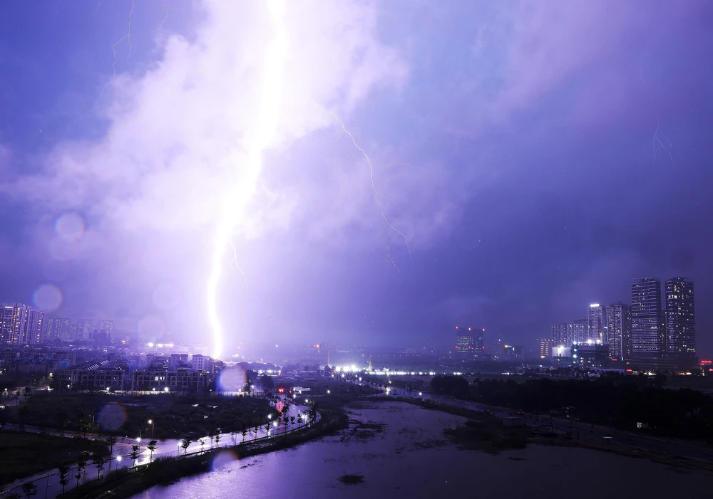 Dự báo thời tiết ngày 15/8: Mưa lớn ở nhiều khu vực và nguy cơ lũ quét, sạt lở đất tại 13 tỉnh Bắc Bộ, Trung Bộ - Ảnh 2.