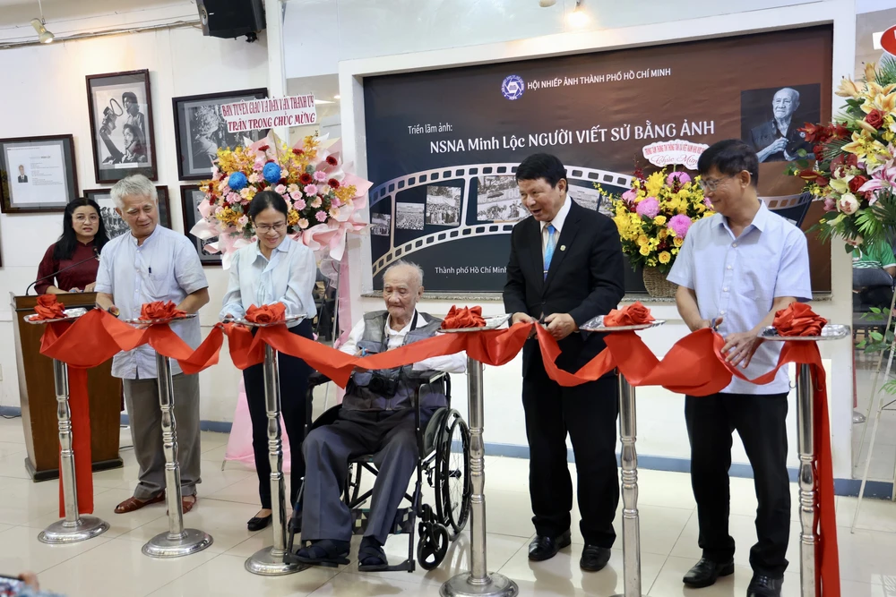 Khai mạc triển lãm ảnh “Người viết sử bằng ảnh” - Ảnh 1.