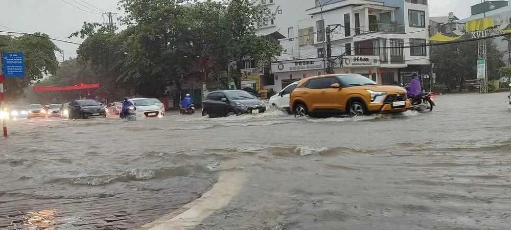Dự báo thời tiết ngày 15/8: Mưa lớn ở nhiều khu vực và nguy cơ lũ quét, sạt lở đất tại 13 tỉnh Bắc Bộ, Trung Bộ - Ảnh 1.