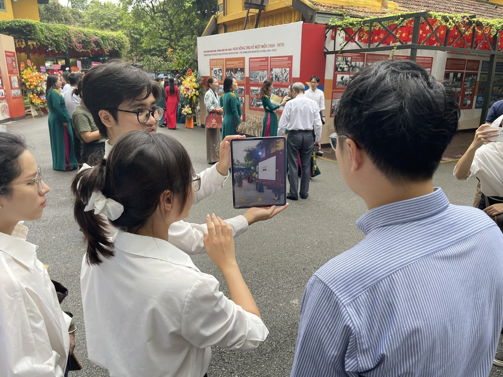 Khu Di tích Chủ tịch Hồ Chí Minh ra mắt trải nghiệm công nghệ AR gắn với thế giới thực – kết nối lịch sử và hiện đại - Ảnh 2.