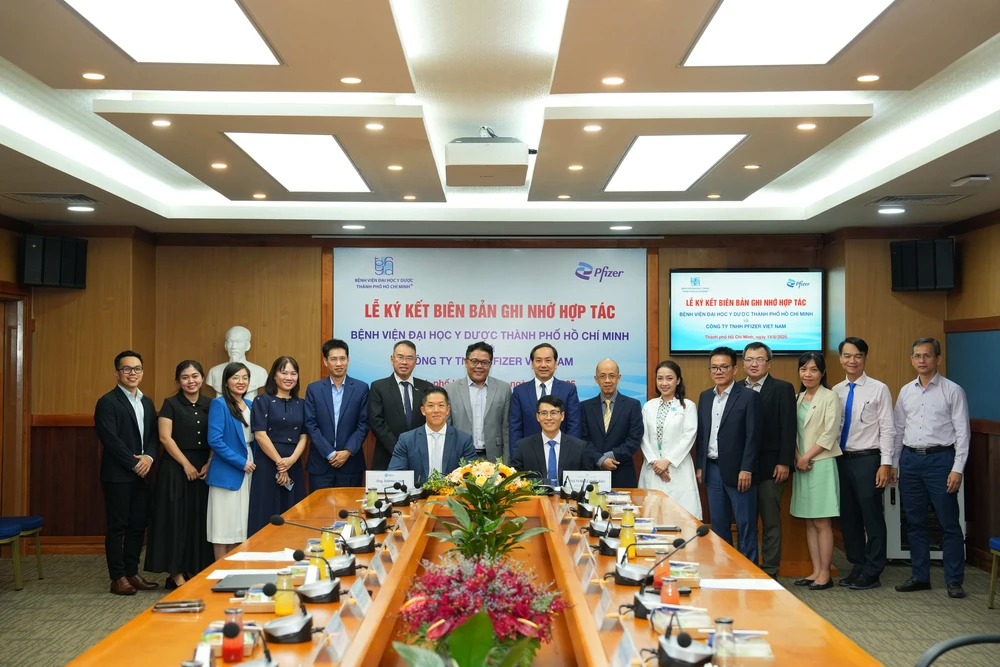 Pfizer và Bệnh viện Đại học Y Dược TP.HCM ký kết hợp tác nâng cao chất lượng y tế - Ảnh 1.