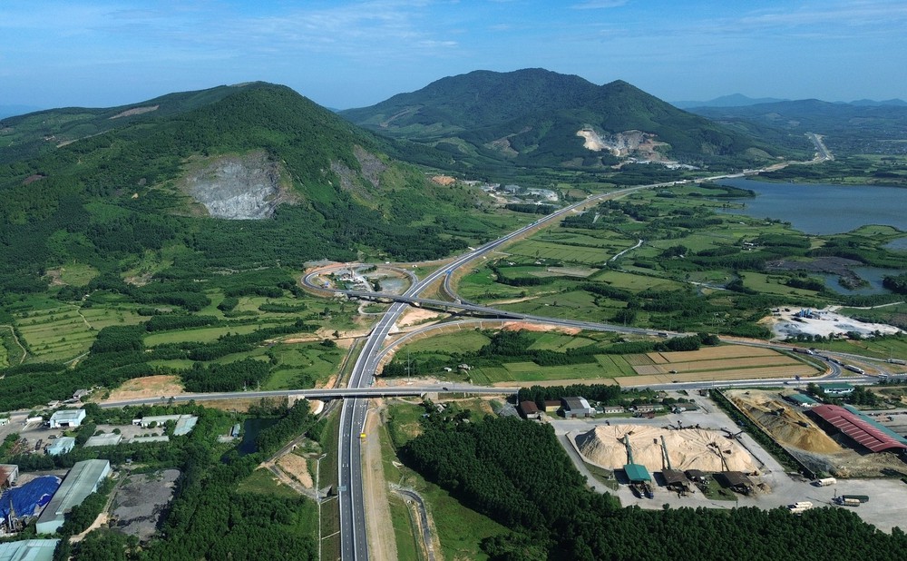 Cận cảnh hơn 220 km cao tốc Bắc-Nam được thông tuyến dịp 19/8 - Ảnh 1.