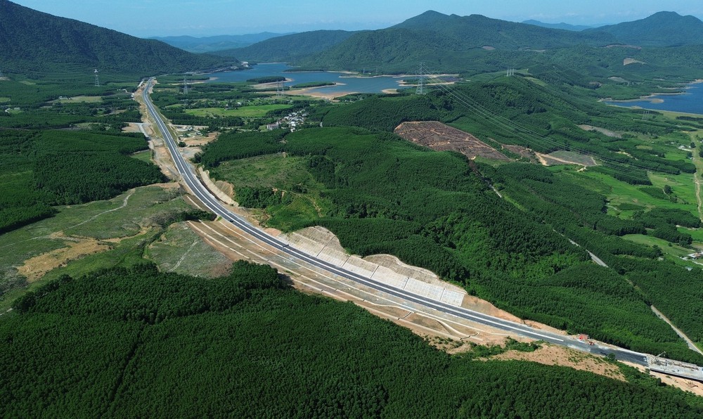 Cận cảnh hơn 220 km cao tốc Bắc-Nam được thông tuyến dịp 19/8 - Ảnh 3.