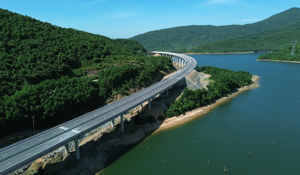 Cận cảnh hơn 220 km cao tốc Bắc-Nam được thông tuyến dịp 19/8 - Ảnh 4.