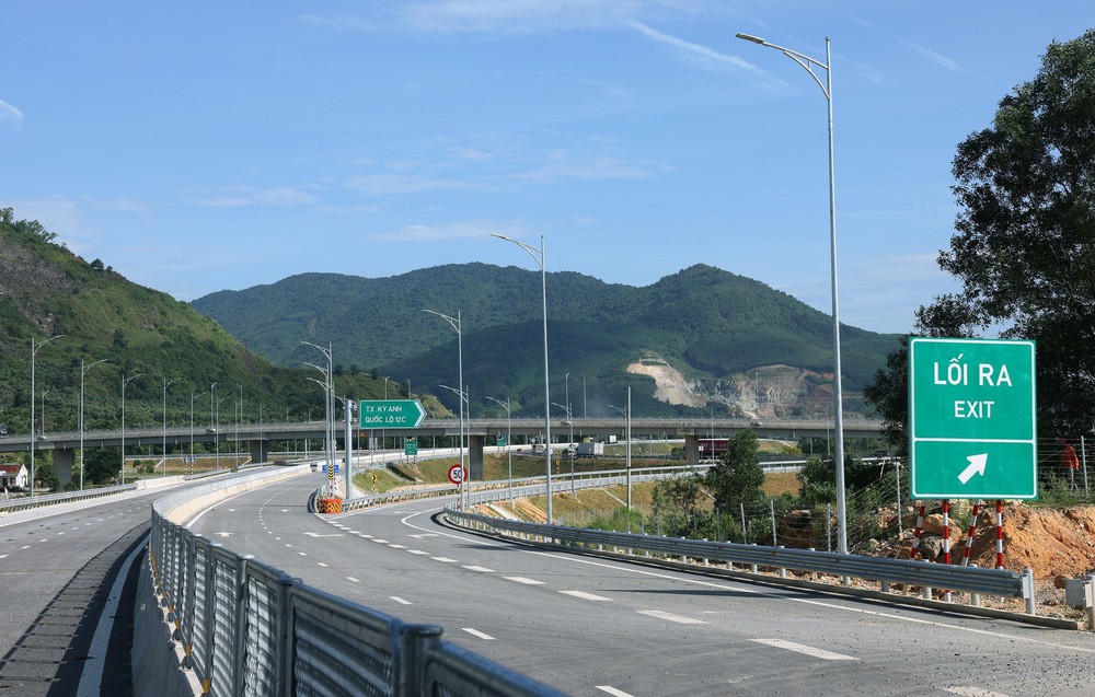 Cận cảnh hơn 220 km cao tốc Bắc-Nam được thông tuyến dịp 19/8 - Ảnh 6.