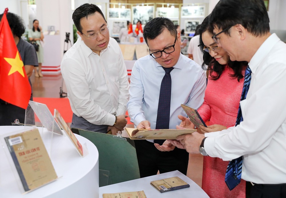 Triển lãm tư liệu &quot;Mùa Thu độc lập và Khát vọng phồn vinh&quot; - Ảnh 1.