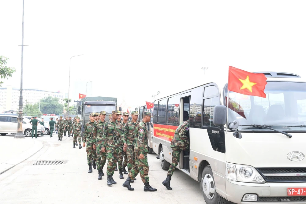 Đón đoàn Quân đội Campuchia sang Việt Nam tham gia diễu binh, diễu hành dịp Quốc khánh - Ảnh 4.