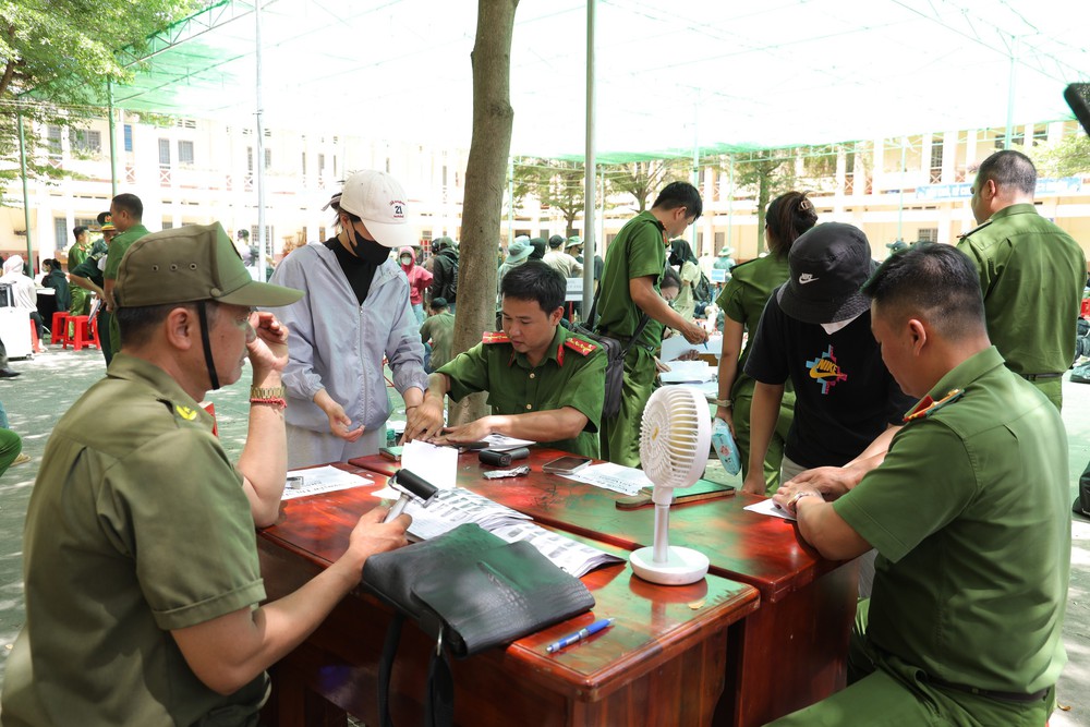 Tiếp nhận 353 công dân Việt Nam do phía Campuchia trao trả - Ảnh 2.
