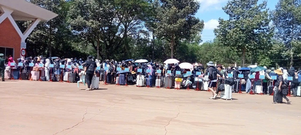Tiếp nhận 353 công dân Việt Nam do phía Campuchia trao trả - Ảnh 1.