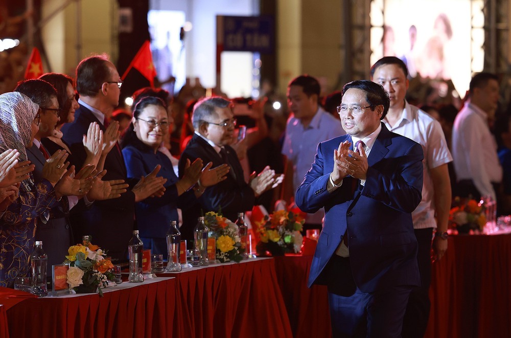 Thủ tướng dự Chương trình nghệ thuật đặc biệt “Hà Nội - Từ mùa Thu lịch sử năm 1945” - Ảnh 1.