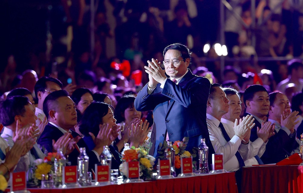 Thủ tướng dự Chương trình nghệ thuật đặc biệt “Hà Nội - Từ mùa Thu lịch sử năm 1945” - Ảnh 2.