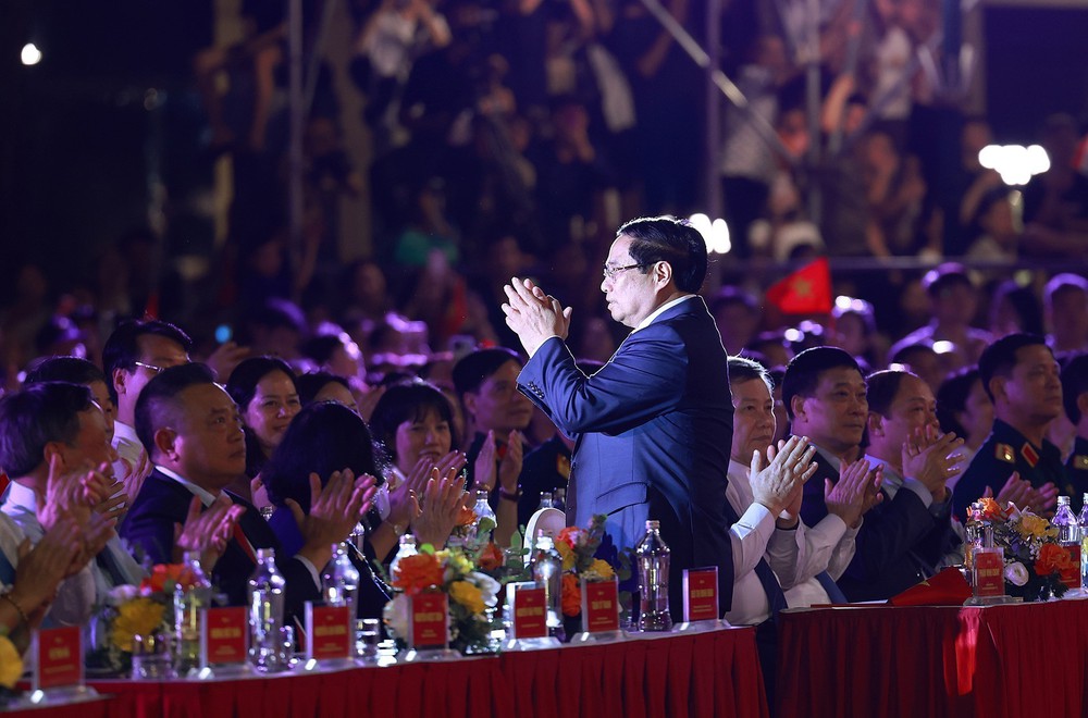 Thủ tướng dự Chương trình nghệ thuật đặc biệt “Hà Nội - Từ mùa Thu lịch sử năm 1945” - Ảnh 3.