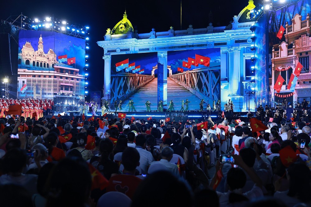 Thủ tướng dự Chương trình nghệ thuật đặc biệt “Hà Nội - Từ mùa Thu lịch sử năm 1945” - Ảnh 8.