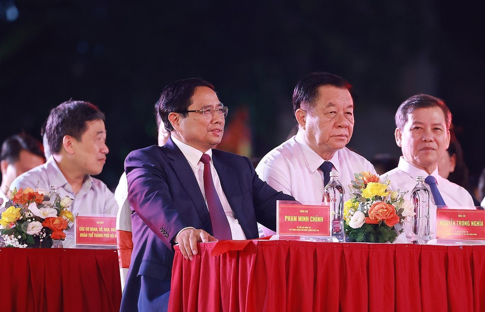 Thủ tướng dự Chương trình nghệ thuật đặc biệt “Hà Nội - Từ mùa Thu lịch sử năm 1945” - Ảnh 5.