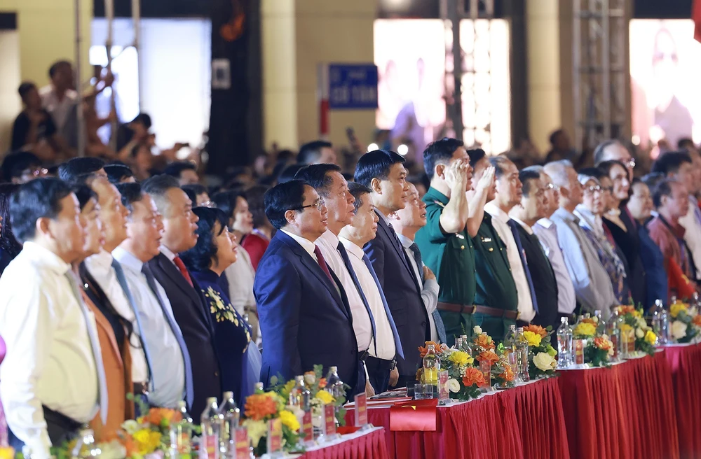 Thủ tướng dự Chương trình nghệ thuật đặc biệt “Hà Nội - Từ mùa Thu lịch sử năm 1945” - Ảnh 4.