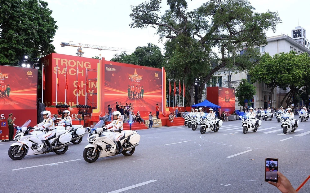 Tổng duyệt trình diễn môtô trên phố đi bộ Hồ Hoàn Kiếm - Ảnh 2.