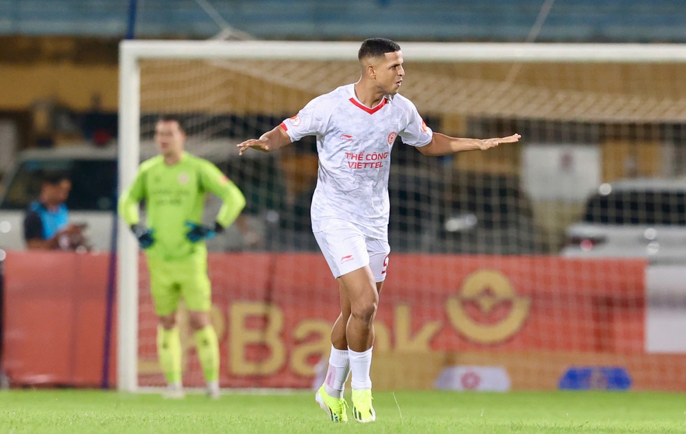 Filip Nguyễn thủng lưới ngay trận mở màn V-League, hậu vệ Việt kiều rời sân bằng cáng khiến CĐV lo lắng - Ảnh 1.
