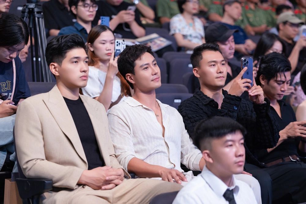 Bị đạo diễn chê 'quá đẹp trai', Thanh Sơn 'lột xác' trong phim hành động 'Tử chiến trên không' - Ảnh 3.