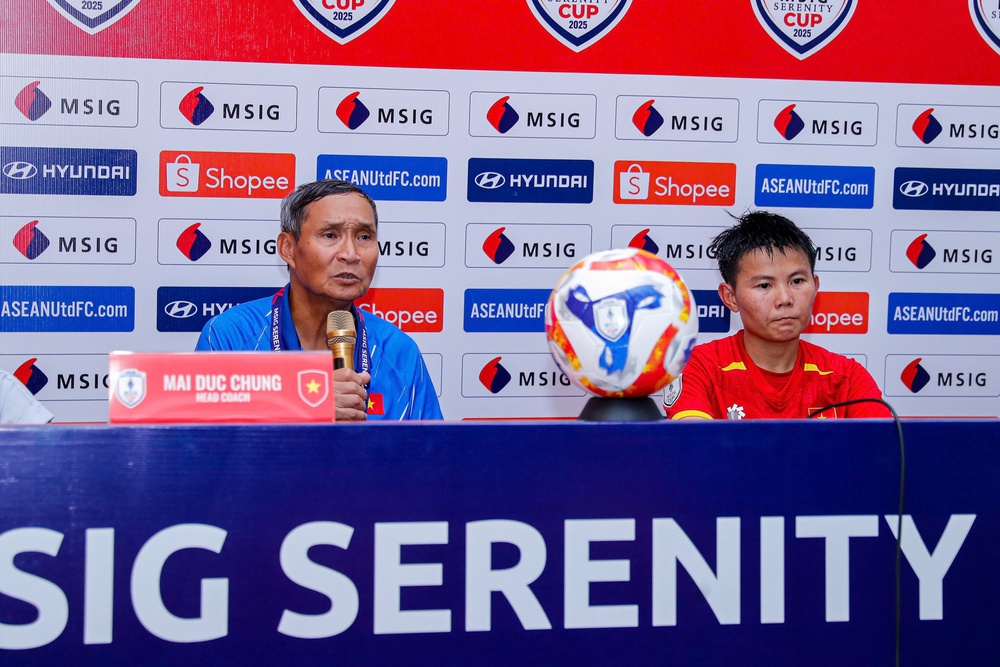 HLV Mai Đức Chung dốc sức cùng đội tuyển Việt Nam giành huy chương đồng AFF Cup - Ảnh 1.