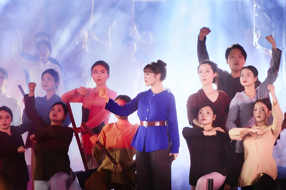 Niềm hãnh diện nhân đôi của Nguyễn Thu Hằng khi hát &quot;Quốc ca&quot; tại Quảng trường Cách mạng Tháng Tám - Ảnh 3.