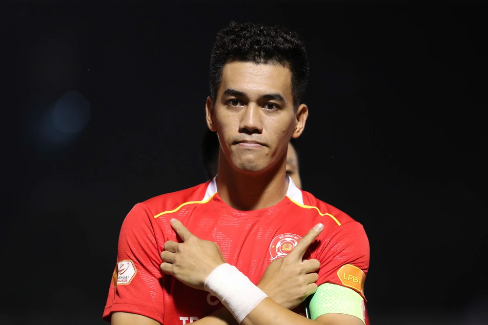Quả bóng vàng Việt Nam ghi bàn từ ngay phút thứ 2, khiến Hà Nội FC bại trận trước Công an TP.HCM - Ảnh 1.