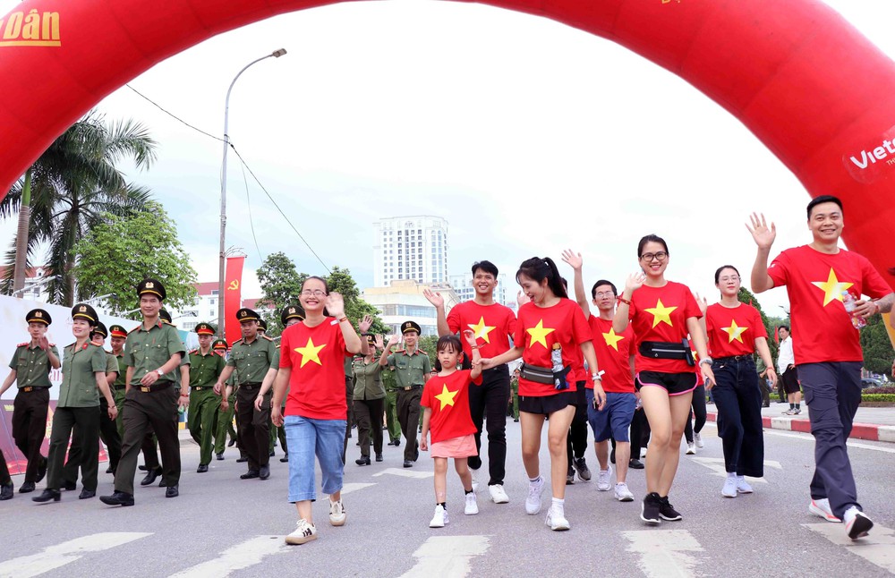 Phát động sự kiện đi bộ trên toàn quốc &quot;Cùng Việt Nam tiến bước&quot; - Ảnh 17.