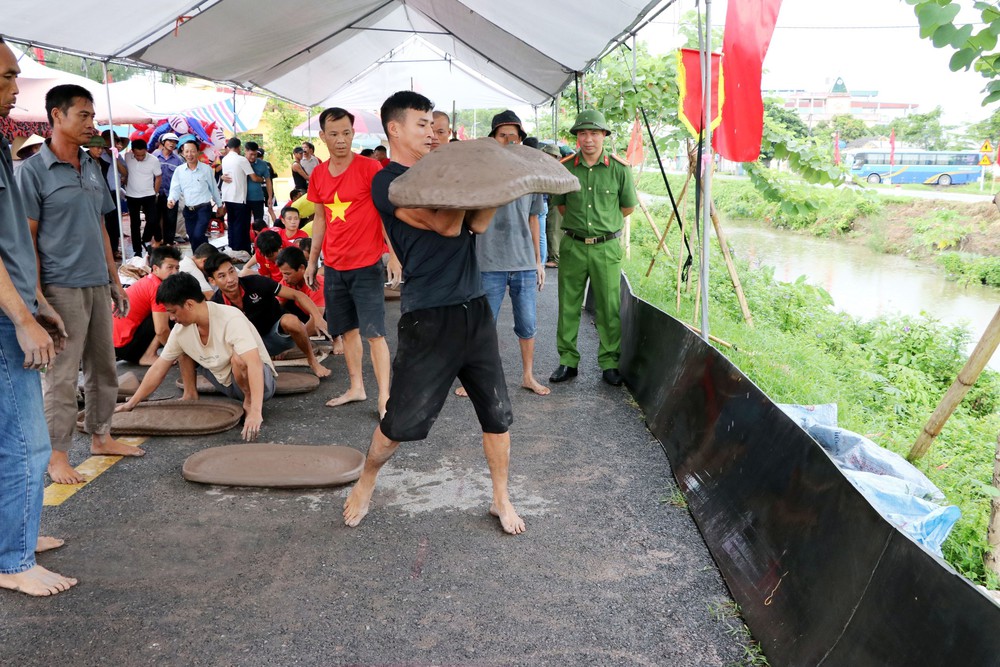 Liên hoan pháo đất: Gìn giữ nét văn hóa đặc sắc của người dân nông thôn - Ảnh 2.