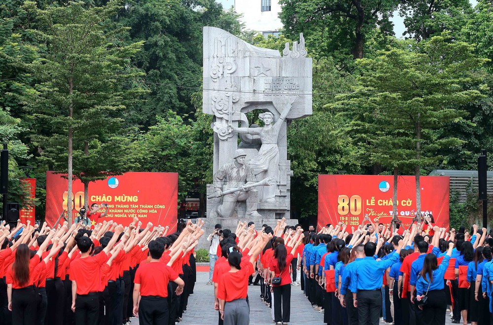 Tuổi trẻ cả nước đồng loạt tổ chức Lễ chào cờ “Tôi yêu Tổ quốc tôi” - Ảnh 3.