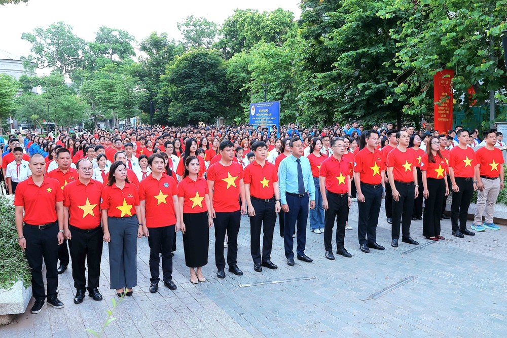 Tuổi trẻ cả nước đồng loạt tổ chức Lễ chào cờ “Tôi yêu Tổ quốc tôi” - Ảnh 2.