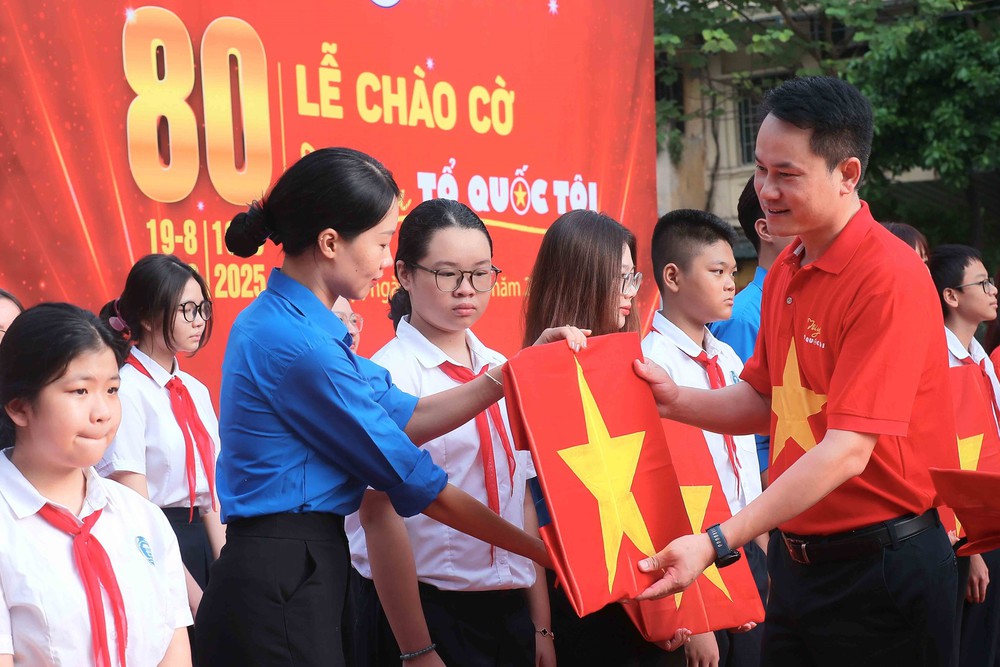 Tuổi trẻ cả nước đồng loạt tổ chức Lễ chào cờ “Tôi yêu Tổ quốc tôi” - Ảnh 6.