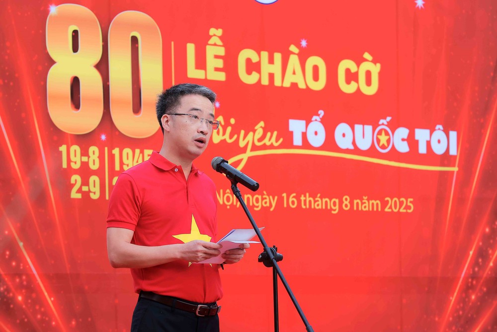 Tuổi trẻ cả nước đồng loạt tổ chức Lễ chào cờ “Tôi yêu Tổ quốc tôi” - Ảnh 1.