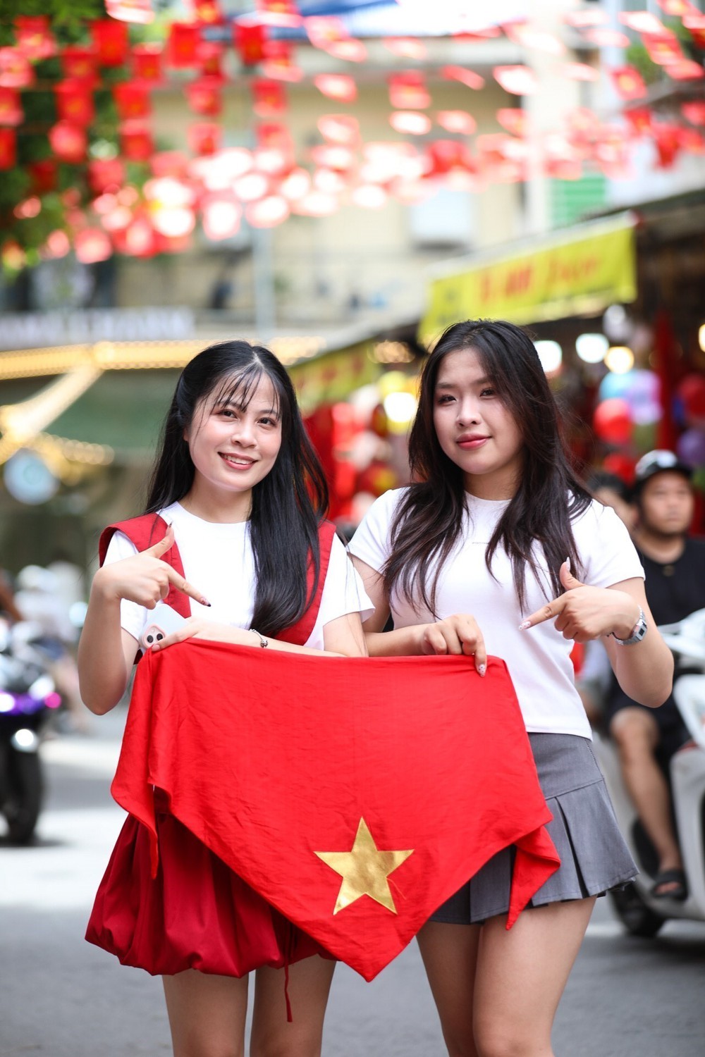 Sắc đỏ ngập tràn ngõ phố Thủ đô - Ảnh 8.
