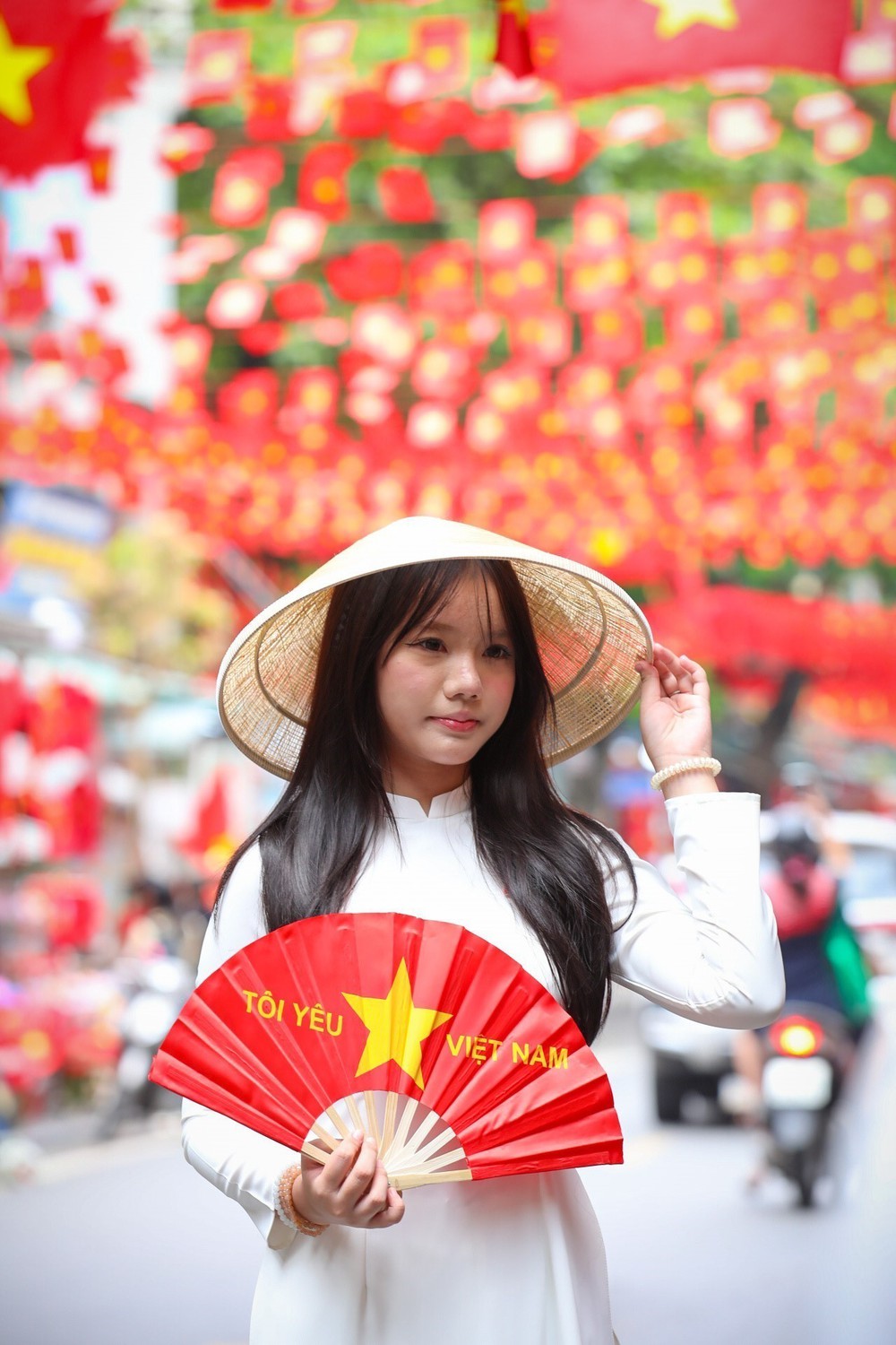 Sắc đỏ ngập tràn ngõ phố Thủ đô - Ảnh 7.